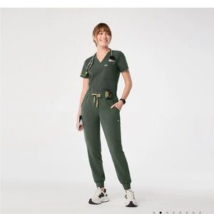 Figs moss green scrub set. Uman relaxed jogger + Catarina One-Pocket Scrub Top.